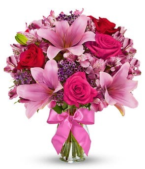 Pink roses and lilies in a vase delivered to Illinois the same day